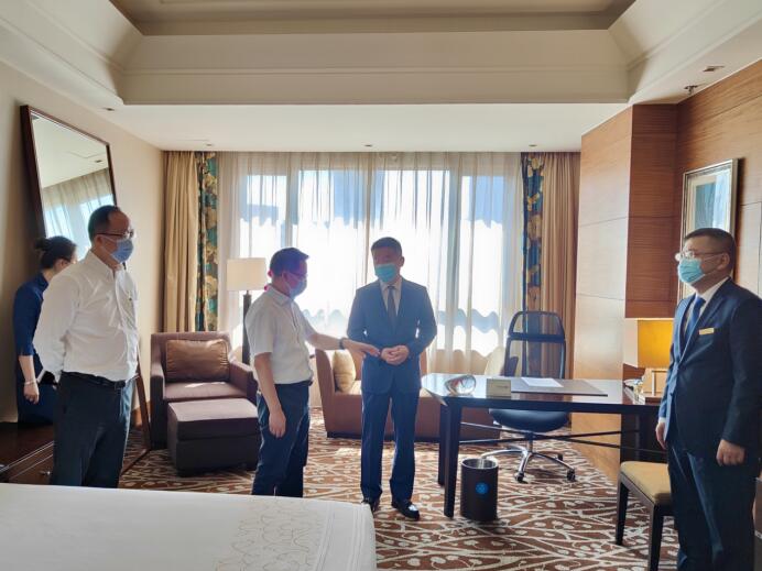 集团党委委员、董事郑贵林检查指导酒店疫情防控和防汛工作