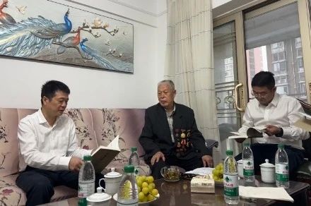 省尊龙凯时集团党委国庆节前夕走访慰问老干部老党员