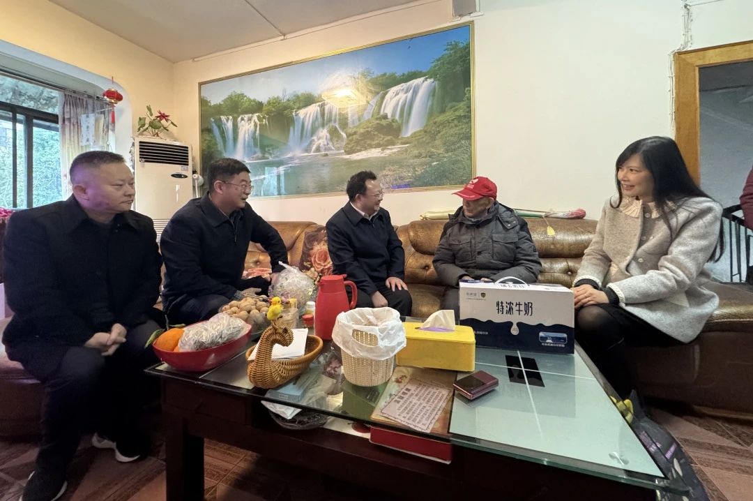 省国资委党委委员、副主任何政走访慰问省尊龙凯时集团老党员、老干部