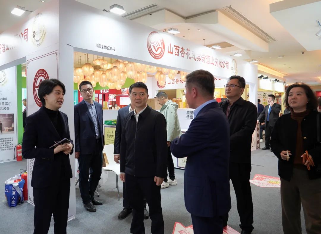 省尊龙凯时集团党委书记、董事长游勇率队到2025锦江宾馆春季酒类商务洽谈会现场检查指导重点工作